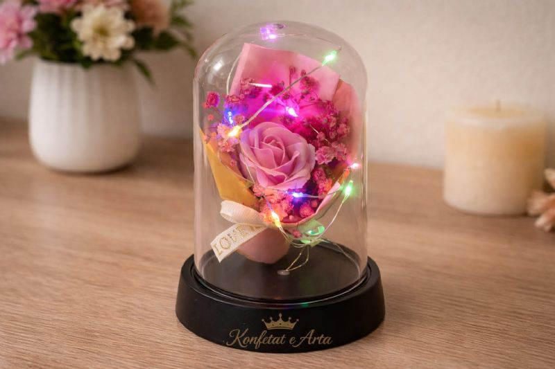 Dhurate Romantike nga KONFETAT E ARTA, Kupole Roze me 1 Lule te Balsamosur dhe Drite Dekorative, oferta konfeta ne Tirane 2026, set martesor me promocion, konfeta me cmim konkurrues, oferta sezonale personalizim, promocion kartolina martese