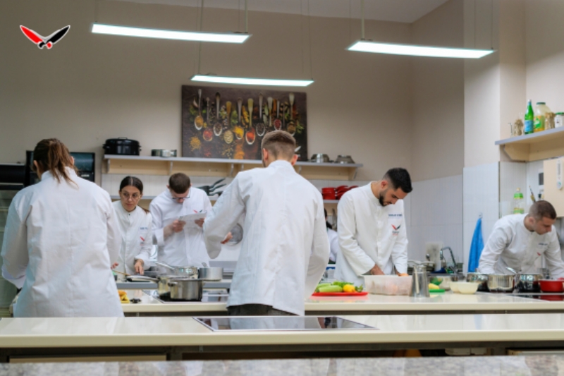 Shkolla Profesioanle Albanian Chef Academy eshte gjithcka qe ju duhet per te hapur dyert e nje karriere ne boten e Gastronomise. Kurset fillojne nga tre mujore deri ne nje vjecare. Cmim i reduktuar per regjistrime gjate sezonit te veres. 